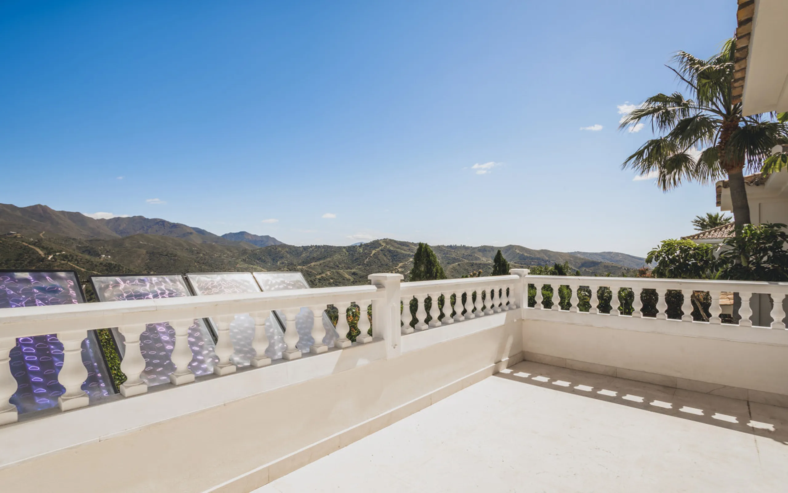 Located in one of the most emblematic areas of the Costa del Sol, we offer you this spectacular classic-style villa, completely renovated and modernized inside with top-quality materials and finishes.