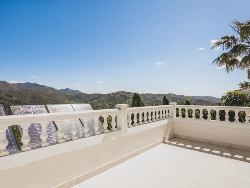 Located in one of the most emblematic areas of the Costa del Sol, we offer you this spectacular classic-style villa, completely renovated and modernized inside with top-quality materials and finishes.