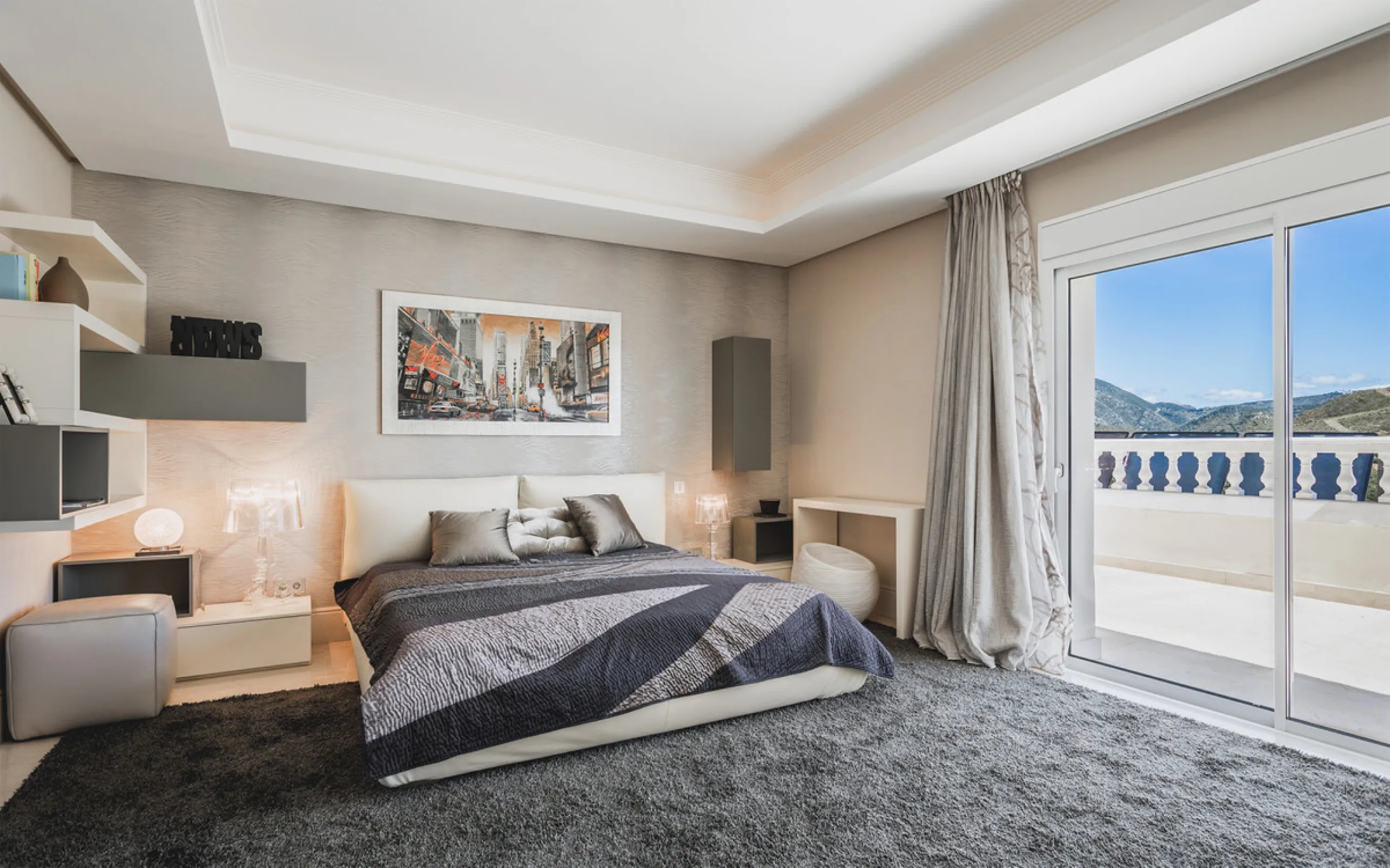 Located in one of the most emblematic areas of the Costa del Sol, we offer you this spectacular classic-style villa, completely renovated and modernized inside with top-quality materials and finishes.
