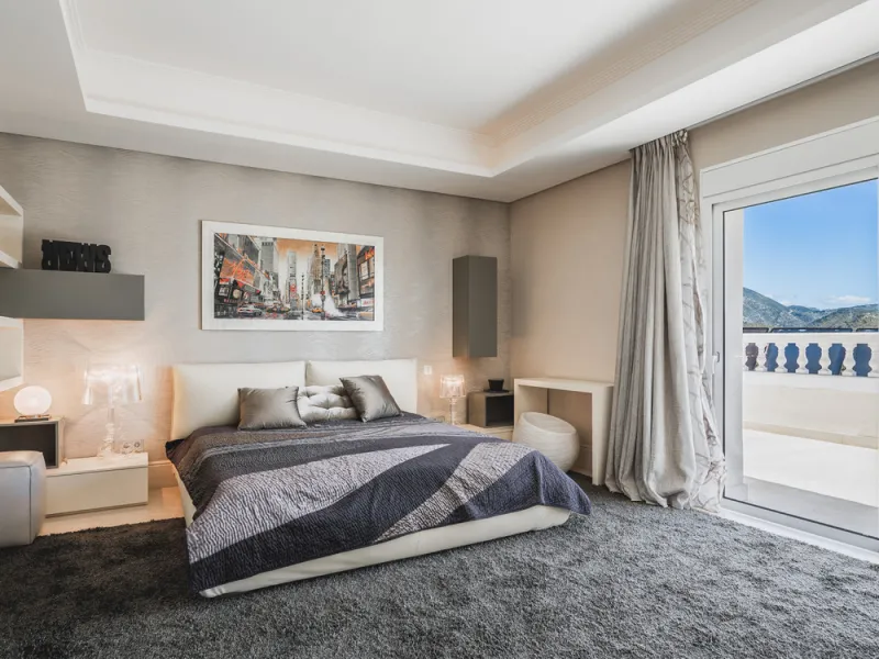 Located in one of the most emblematic areas of the Costa del Sol, we offer you this spectacular classic-style villa, completely renovated and modernized inside with top-quality materials and finishes.