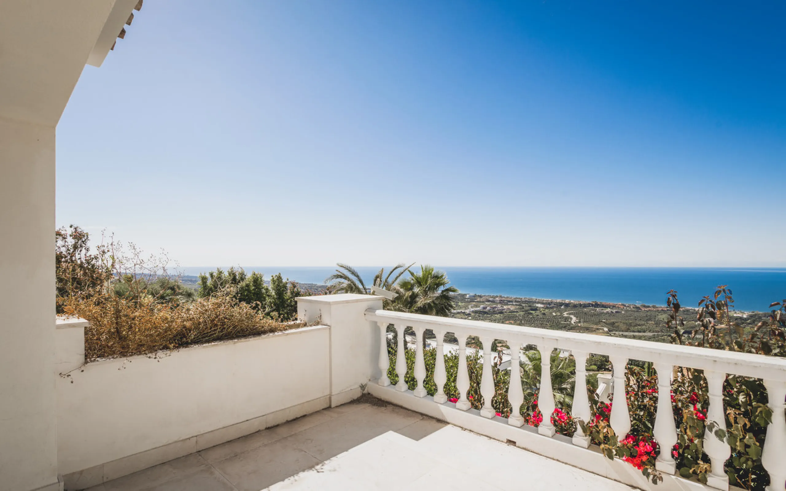 Located in one of the most emblematic areas of the Costa del Sol, we offer you this spectacular classic-style villa, completely renovated and modernized inside with top-quality materials and finishes.