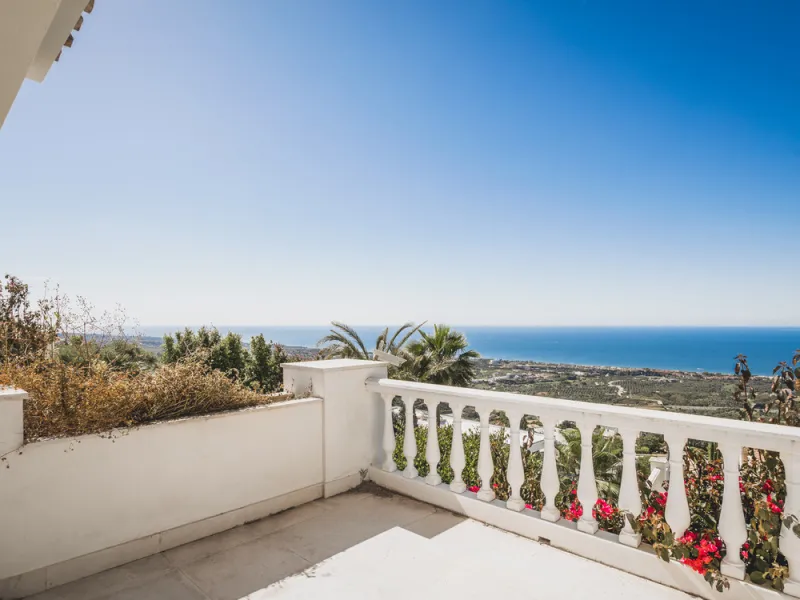 Located in one of the most emblematic areas of the Costa del Sol, we offer you this spectacular classic-style villa, completely renovated and modernized inside with top-quality materials and finishes.