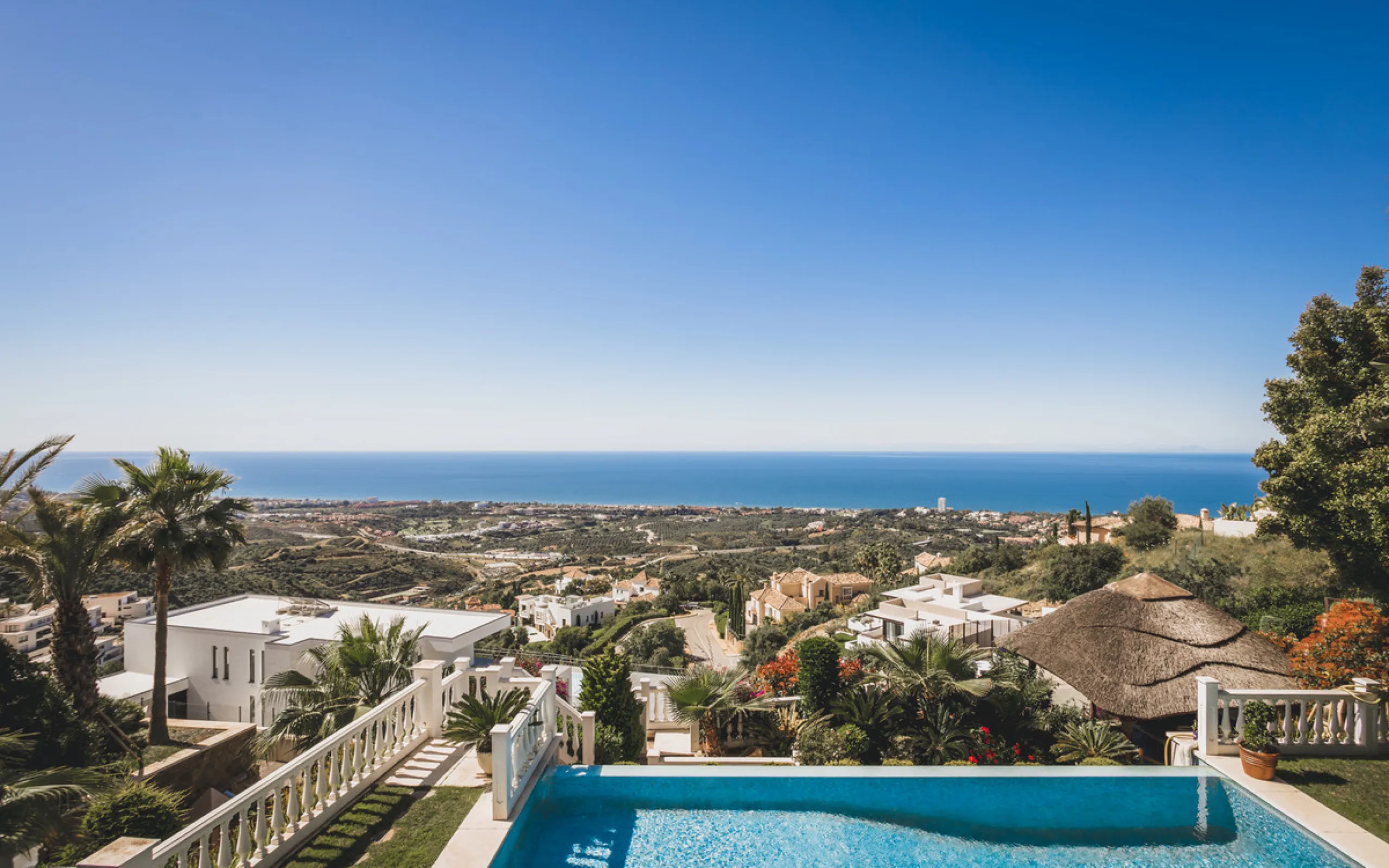 Located in one of the most emblematic areas of the Costa del Sol, we offer you this spectacular classic-style villa, completely renovated and modernized inside with top-quality materials and finishes.