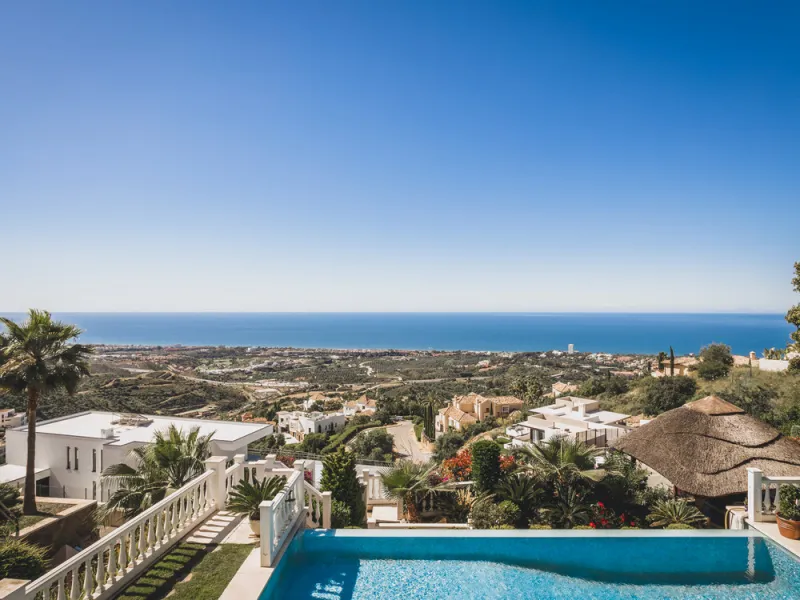 Located in one of the most emblematic areas of the Costa del Sol, we offer you this spectacular classic-style villa, completely renovated and modernized inside with top-quality materials and finishes.