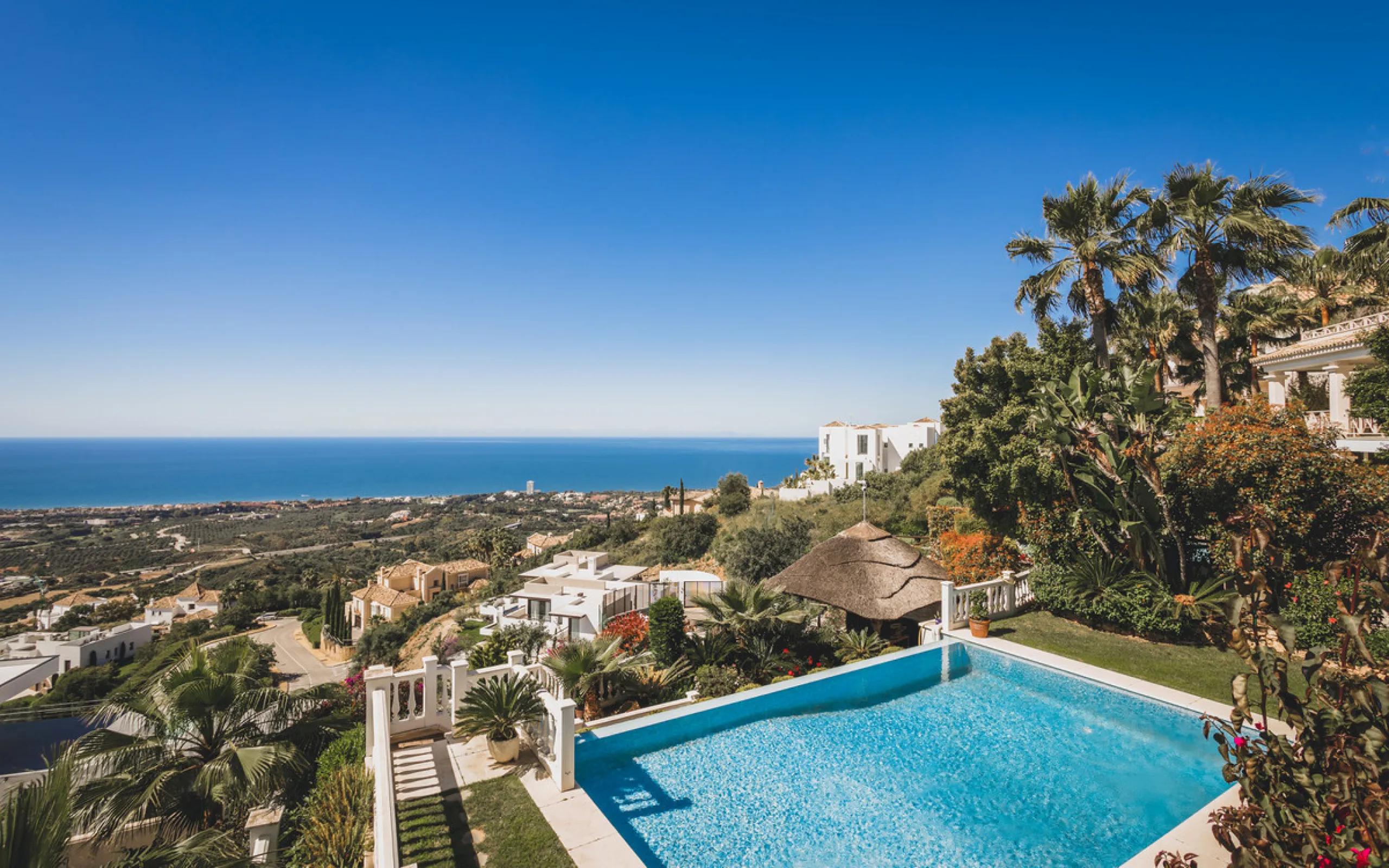 Located in one of the most emblematic areas of the Costa del Sol, we offer you this spectacular classic-style villa, completely renovated and modernized inside with top-quality materials and finishes.