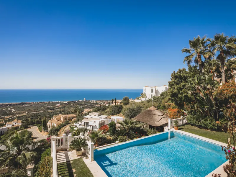 Located in one of the most emblematic areas of the Costa del Sol, we offer you this spectacular classic-style villa, completely renovated and modernized inside with top-quality materials and finishes.