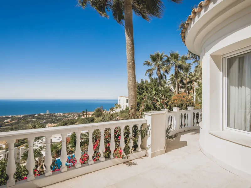 Located in one of the most emblematic areas of the Costa del Sol, we offer you this spectacular classic-style villa, completely renovated and modernized inside with top-quality materials and finishes.