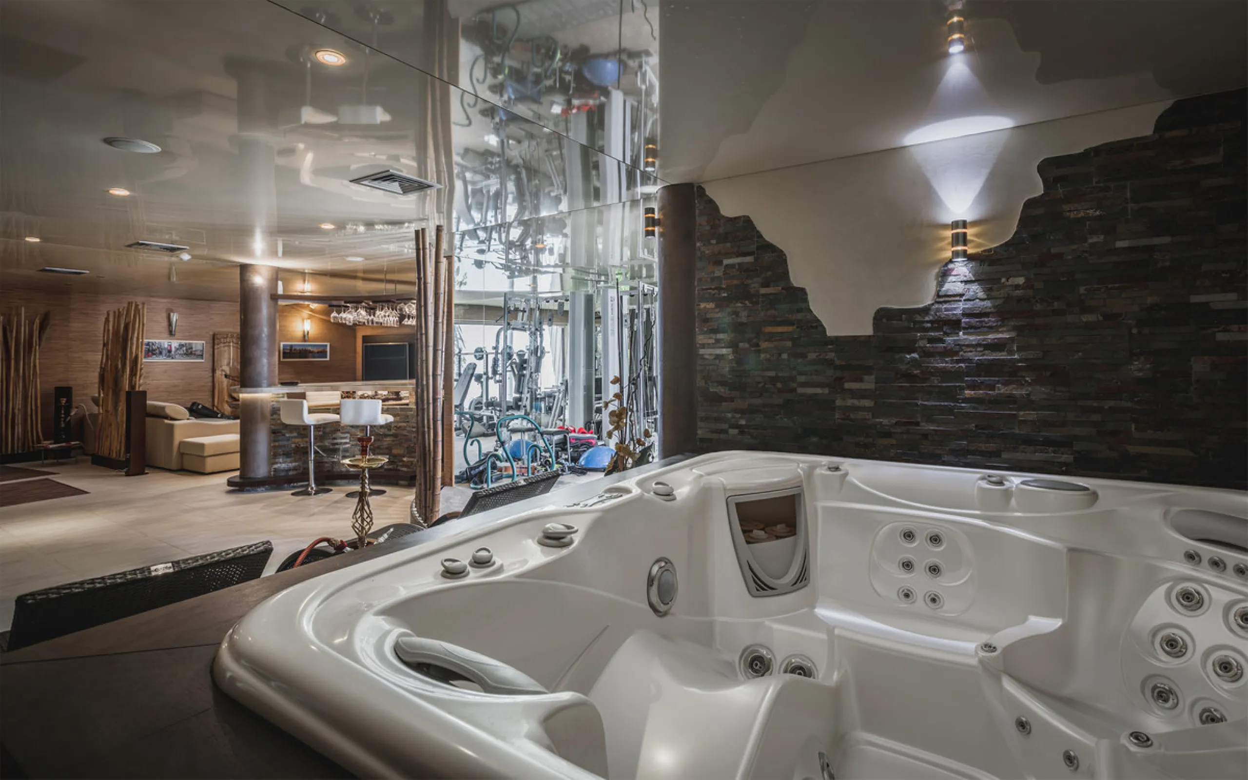 Located in one of the most emblematic areas of the Costa del Sol, we offer you this spectacular classic-style villa, completely renovated and modernized inside with top-quality materials and finishes.