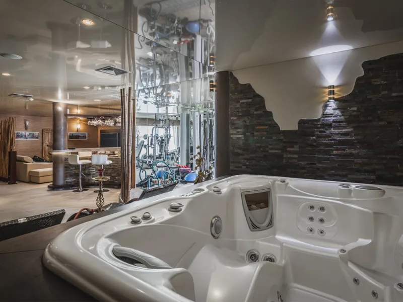 Located in one of the most emblematic areas of the Costa del Sol, we offer you this spectacular classic-style villa, completely renovated and modernized inside with top-quality materials and finishes.