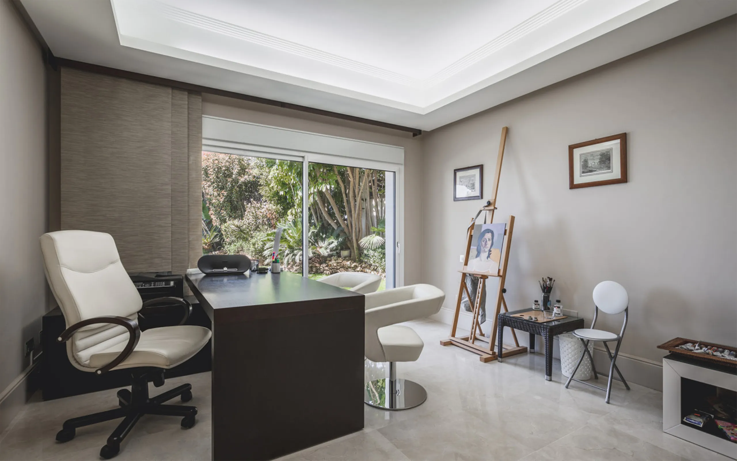 Located in one of the most emblematic areas of the Costa del Sol, we offer you this spectacular classic-style villa, completely renovated and modernized inside with top-quality materials and finishes.
