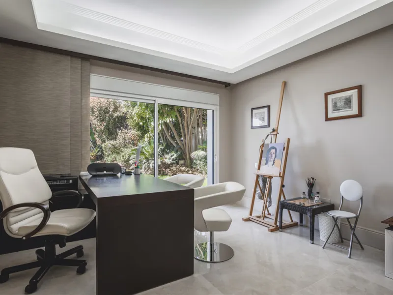 Located in one of the most emblematic areas of the Costa del Sol, we offer you this spectacular classic-style villa, completely renovated and modernized inside with top-quality materials and finishes.