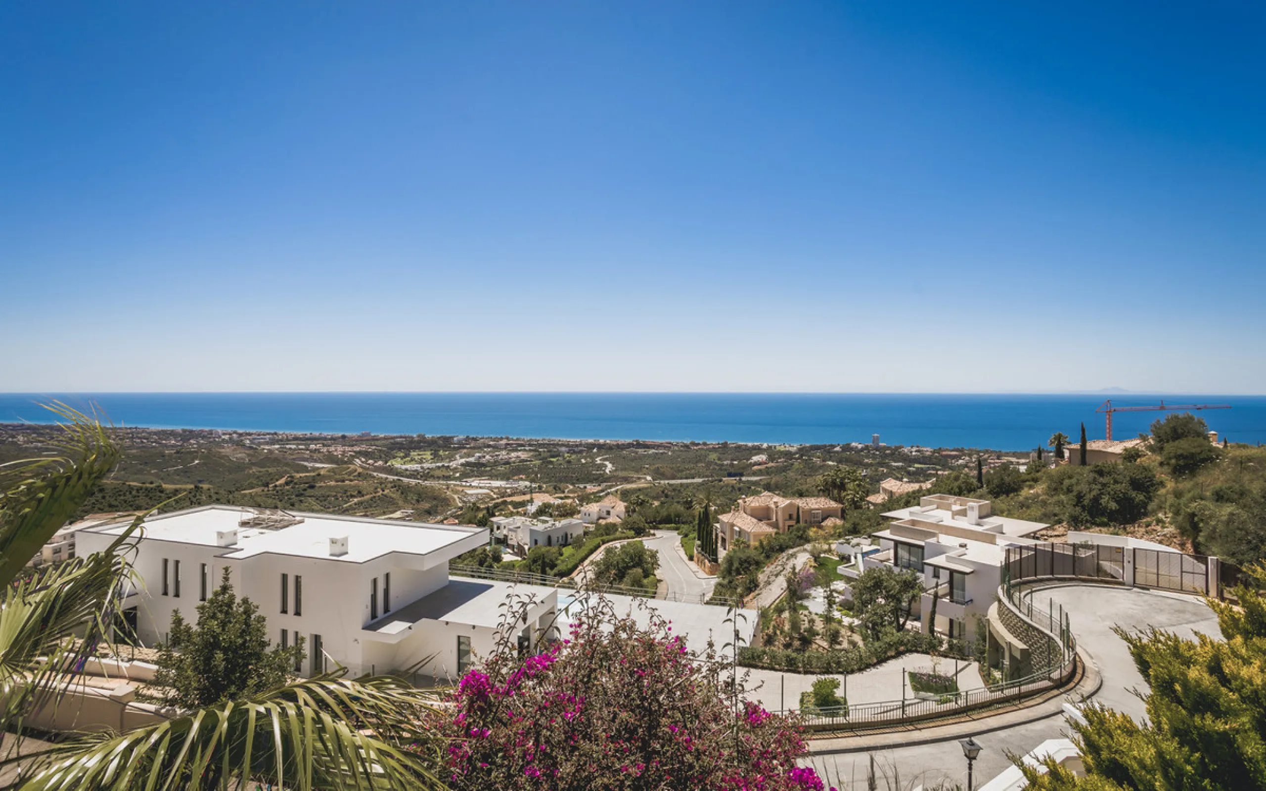 Located in one of the most emblematic areas of the Costa del Sol, we offer you this spectacular classic-style villa, completely renovated and modernized inside with top-quality materials and finishes.