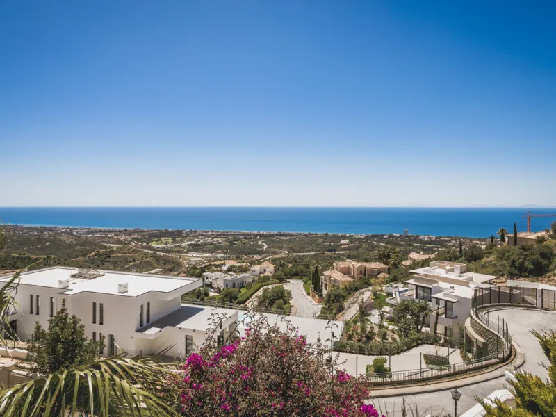 Located in one of the most emblematic areas of the Costa del Sol, we offer you this spectacular classic-style villa, completely renovated and modernized inside with top-quality materials and finishes.