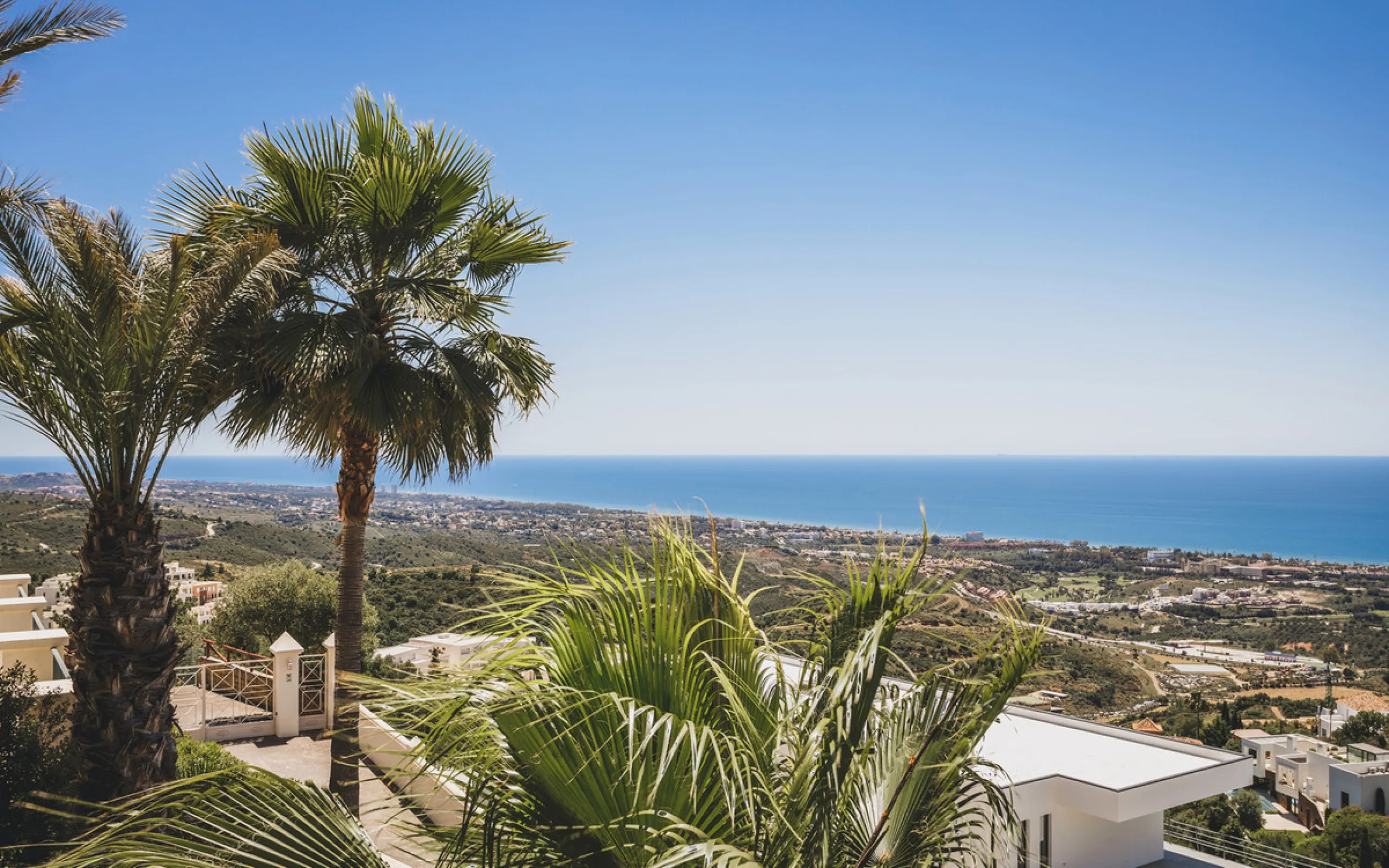 Located in one of the most emblematic areas of the Costa del Sol, we offer you this spectacular classic-style villa, completely renovated and modernized inside with top-quality materials and finishes.