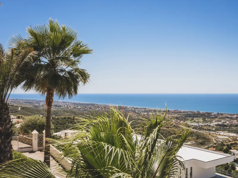 Located in one of the most emblematic areas of the Costa del Sol, we offer you this spectacular classic-style villa, completely renovated and modernized inside with top-quality materials and finishes.