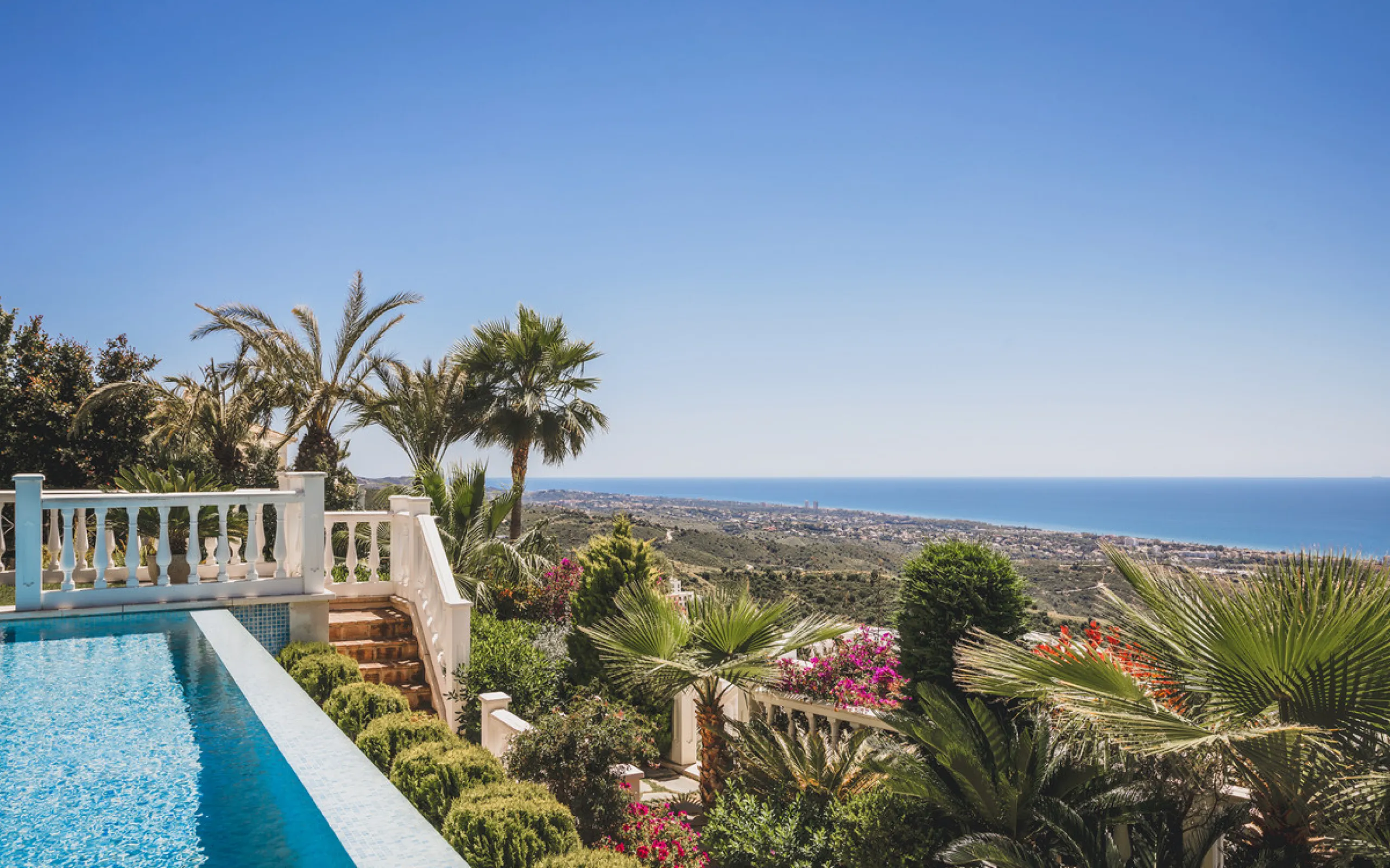 Located in one of the most emblematic areas of the Costa del Sol, we offer you this spectacular classic-style villa, completely renovated and modernized inside with top-quality materials and finishes.