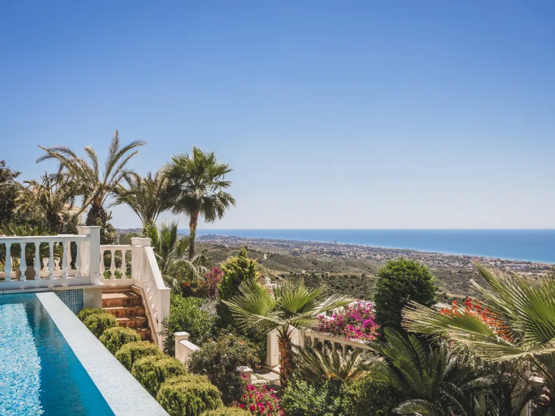 Located in one of the most emblematic areas of the Costa del Sol, we offer you this spectacular classic-style villa, completely renovated and modernized inside with top-quality materials and finishes.