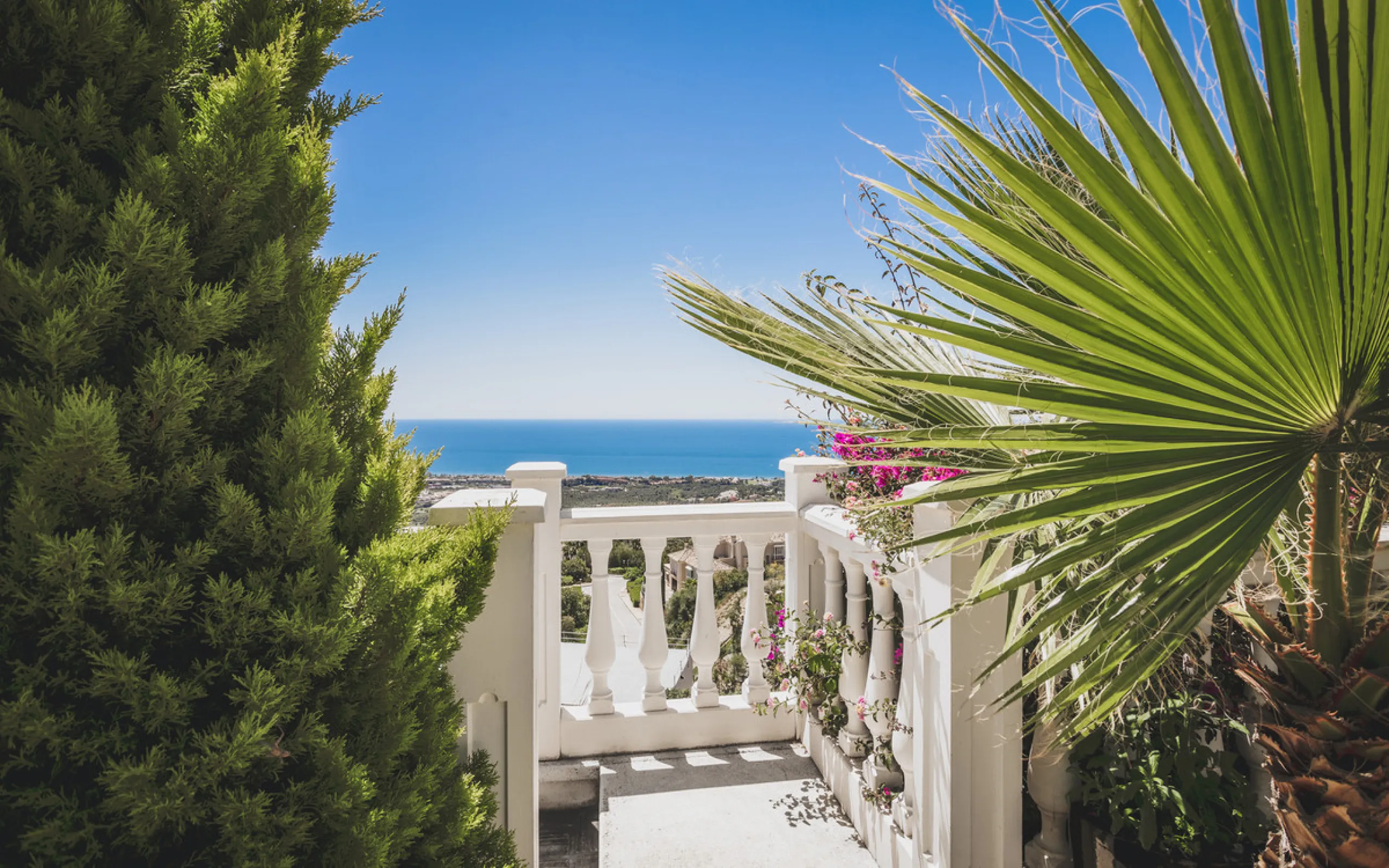Located in one of the most emblematic areas of the Costa del Sol, we offer you this spectacular classic-style villa, completely renovated and modernized inside with top-quality materials and finishes.
