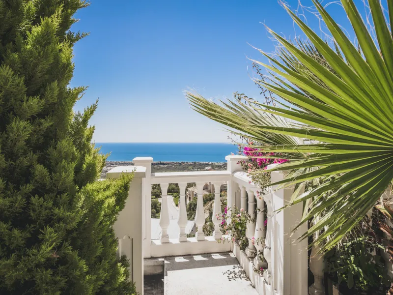 Located in one of the most emblematic areas of the Costa del Sol, we offer you this spectacular classic-style villa, completely renovated and modernized inside with top-quality materials and finishes.