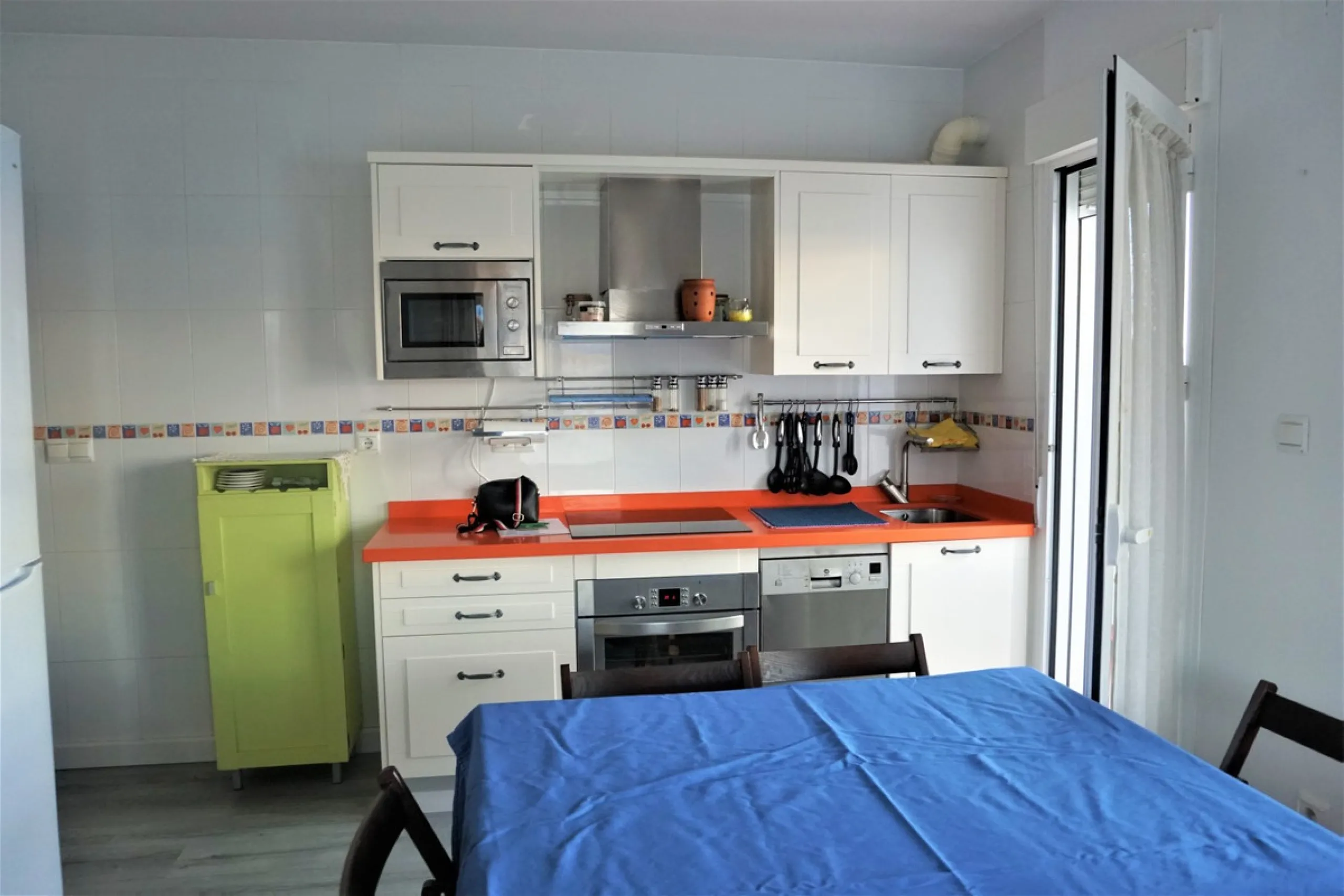 Beautiful duplex flat in first line beach, with wonderful views to the sea. It has an open plan kitchen, which opens onto a small balcony. It is next to the cosy living room. On the same floor there is a bathroom and a double bedroom, which also includes 
