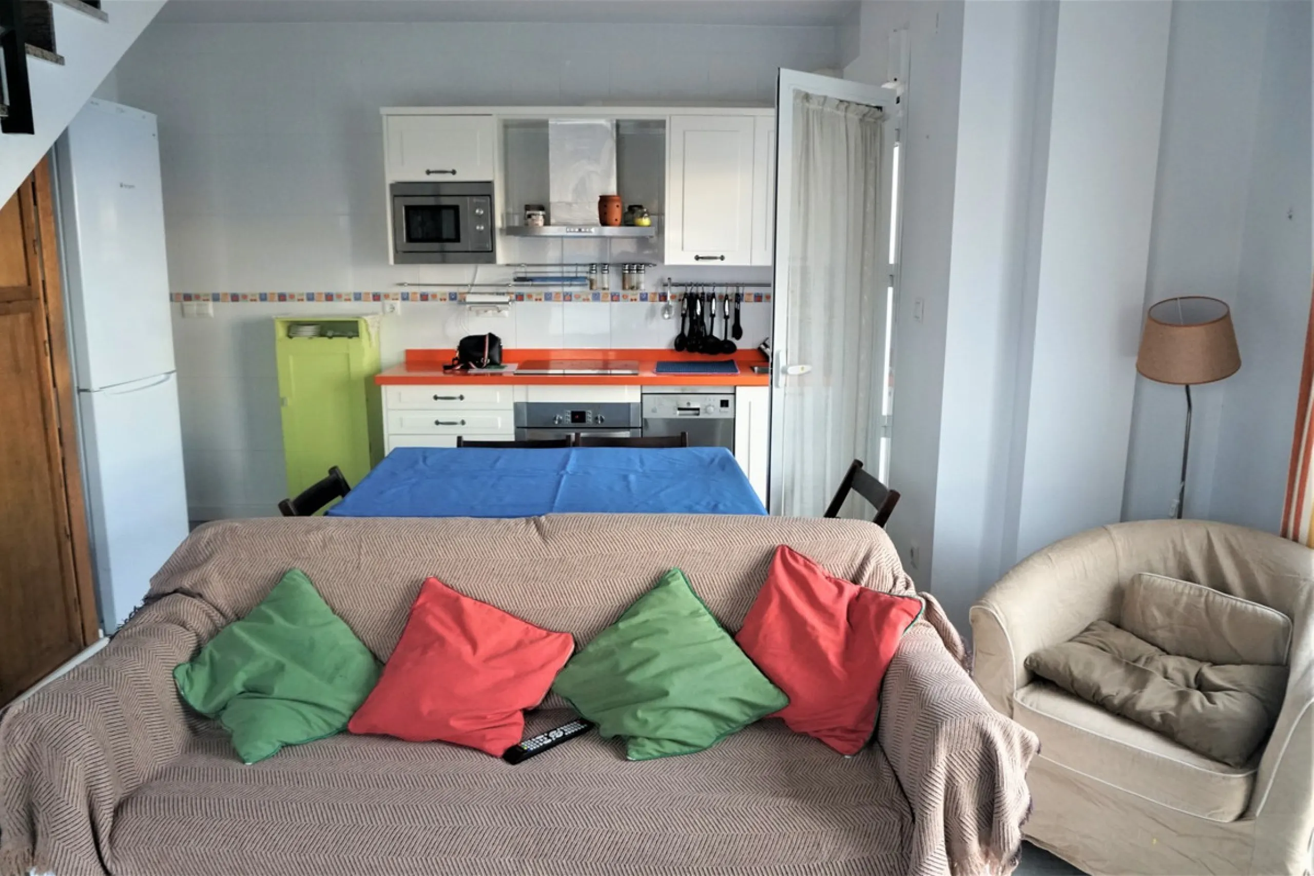Beautiful duplex flat in first line beach, with wonderful views to the sea. It has an open plan kitchen, which opens onto a small balcony. It is next to the cosy living room. On the same floor there is a bathroom and a double bedroom, which also includes 