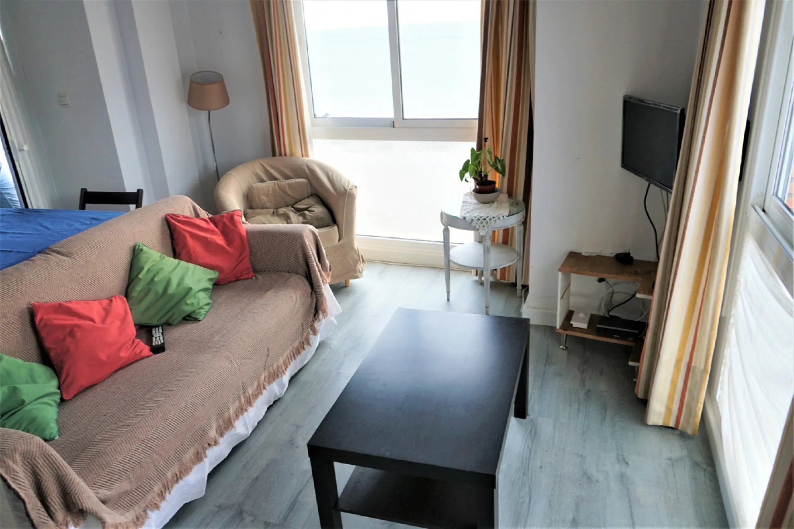 Beautiful duplex flat in first line beach, with wonderful views to the sea. It has an open plan kitchen, which opens onto a small balcony. It is next to the cosy living room. On the same floor there is a bathroom and a double bedroom, which also includes 