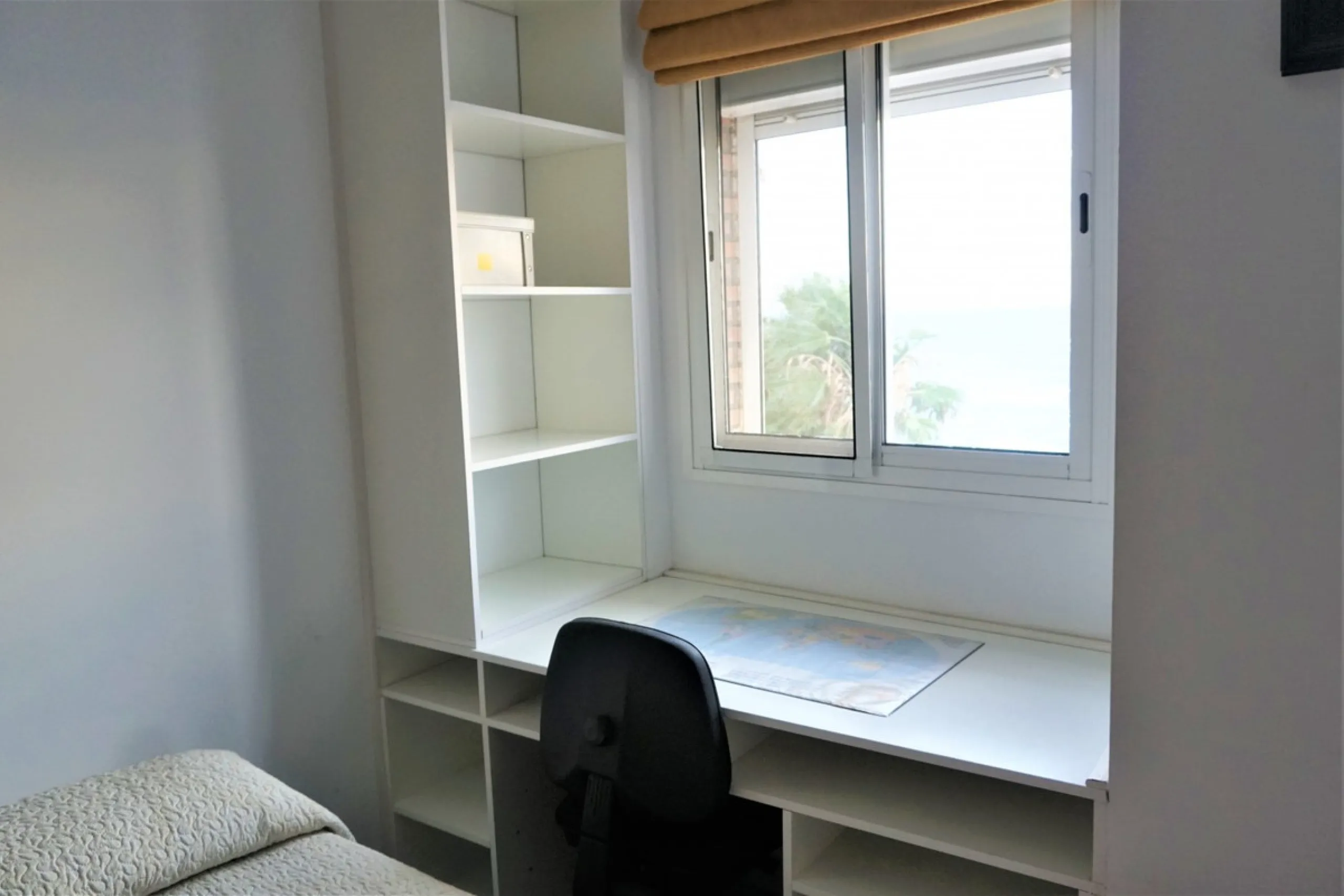 Beautiful duplex flat in first line beach, with wonderful views to the sea. It has an open plan kitchen, which opens onto a small balcony. It is next to the cosy living room. On the same floor there is a bathroom and a double bedroom, which also includes 