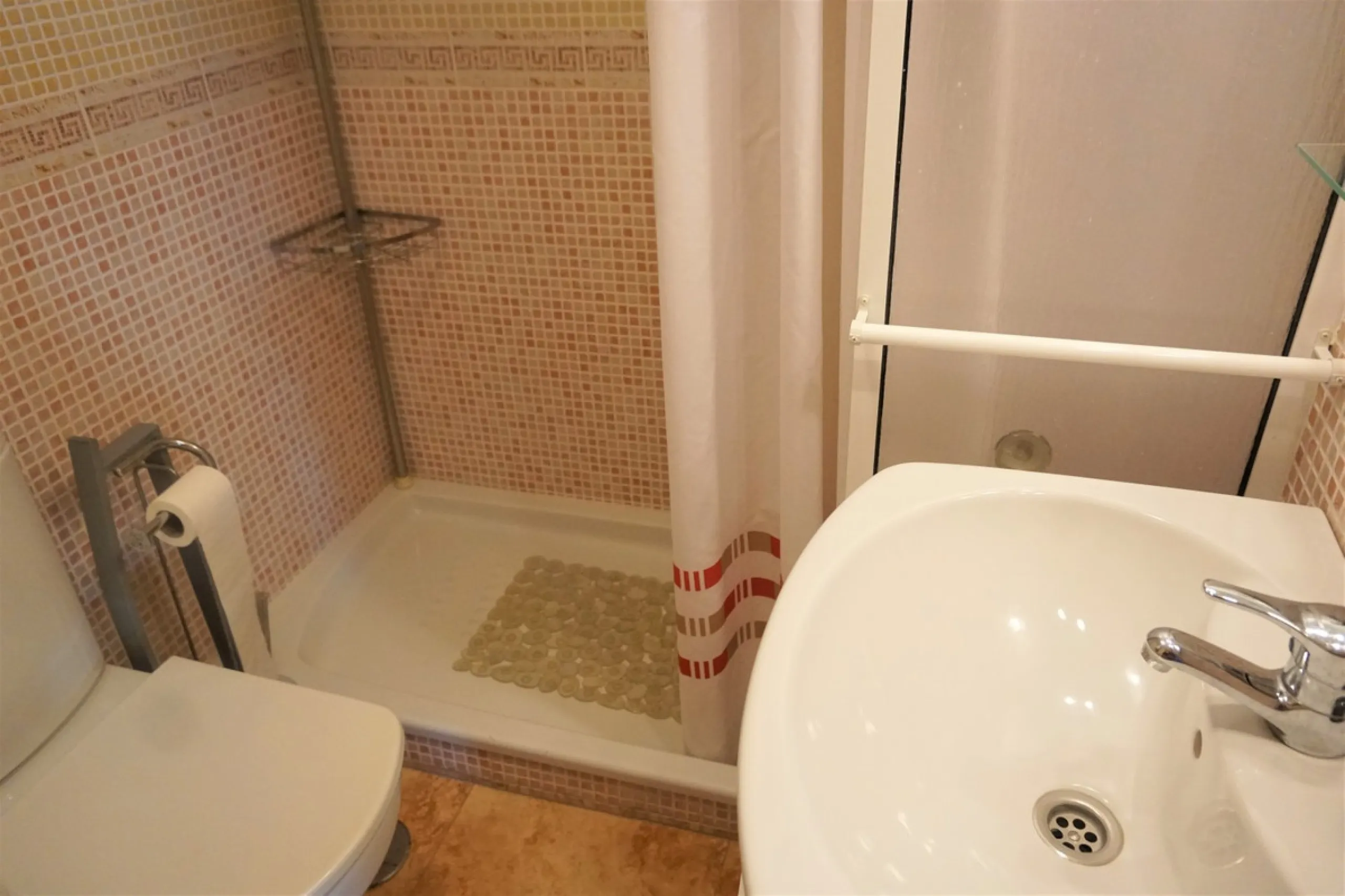 Beautiful duplex flat in first line beach, with wonderful views to the sea. It has an open plan kitchen, which opens onto a small balcony. It is next to the cosy living room. On the same floor there is a bathroom and a double bedroom, which also includes 