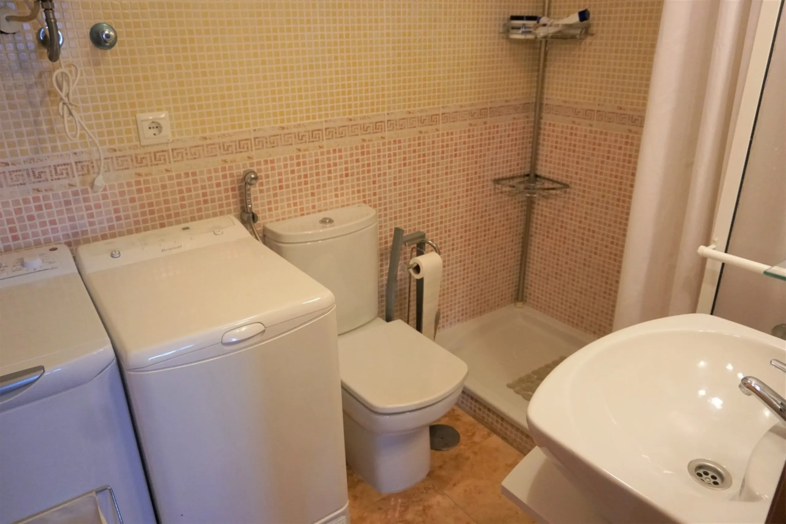 Beautiful duplex flat in first line beach, with wonderful views to the sea. It has an open plan kitchen, which opens onto a small balcony. It is next to the cosy living room. On the same floor there is a bathroom and a double bedroom, which also includes 
