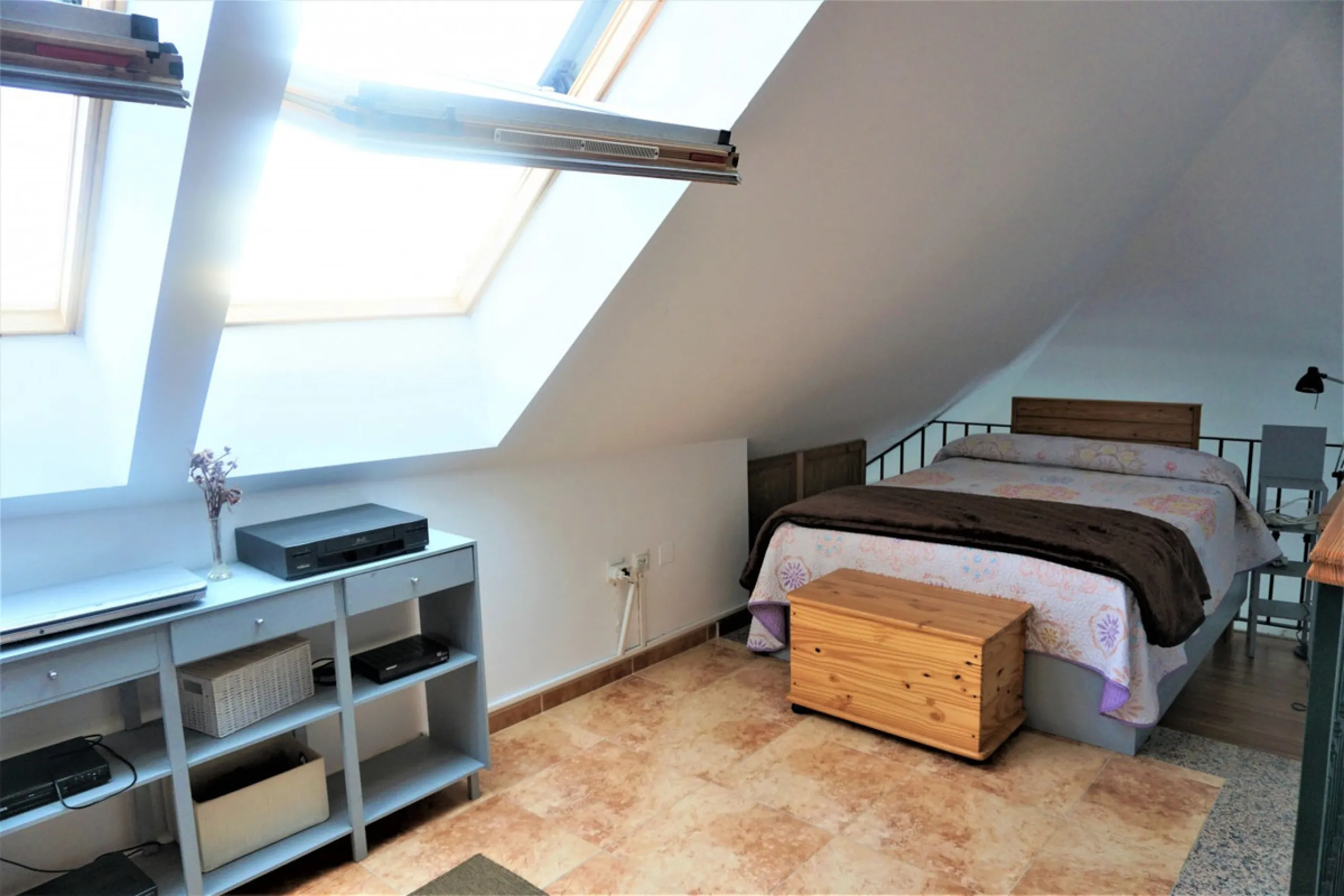 Beautiful duplex flat in first line beach, with wonderful views to the sea. It has an open plan kitchen, which opens onto a small balcony. It is next to the cosy living room. On the same floor there is a bathroom and a double bedroom, which also includes 