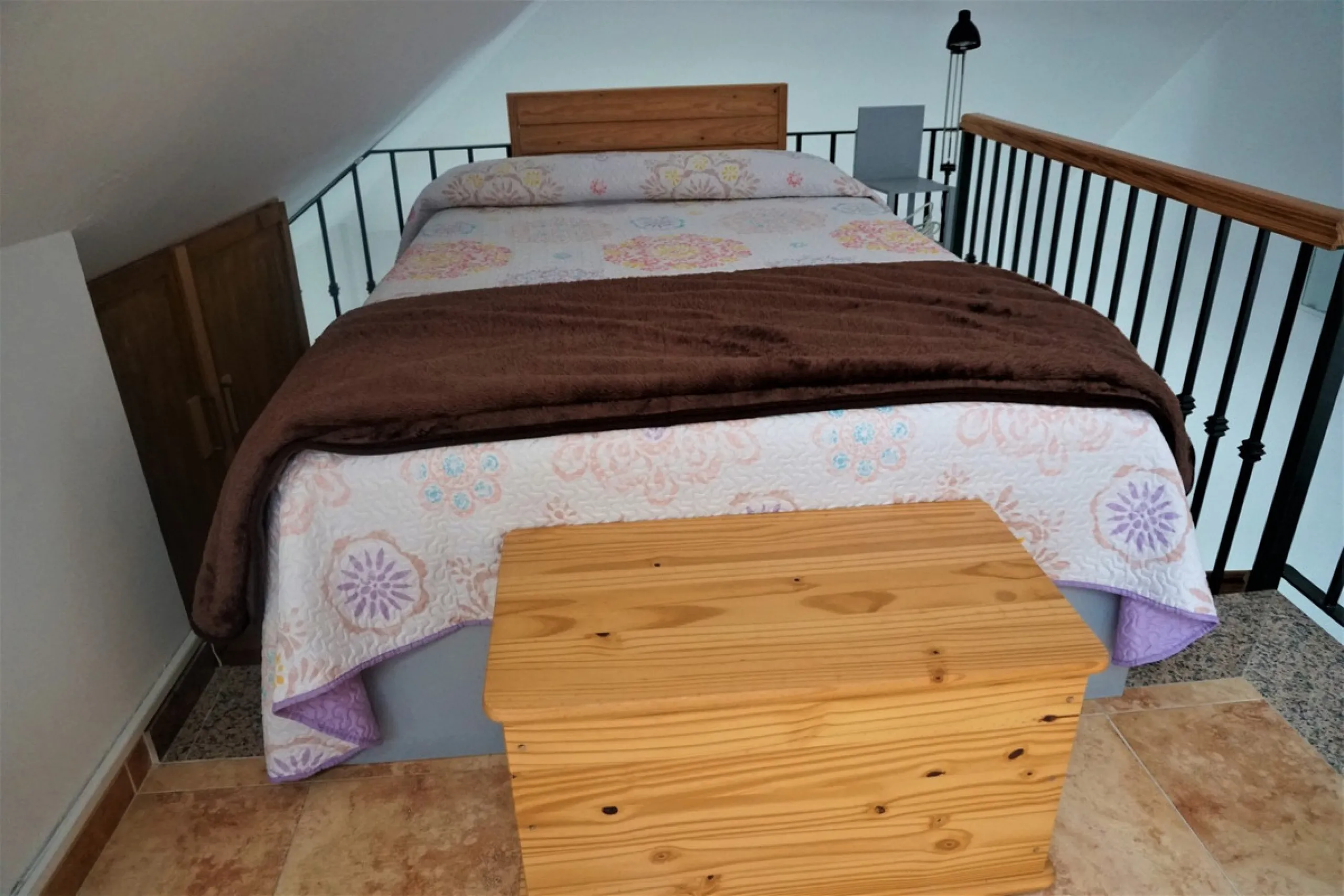 Beautiful duplex flat in first line beach, with wonderful views to the sea. It has an open plan kitchen, which opens onto a small balcony. It is next to the cosy living room. On the same floor there is a bathroom and a double bedroom, which also includes 