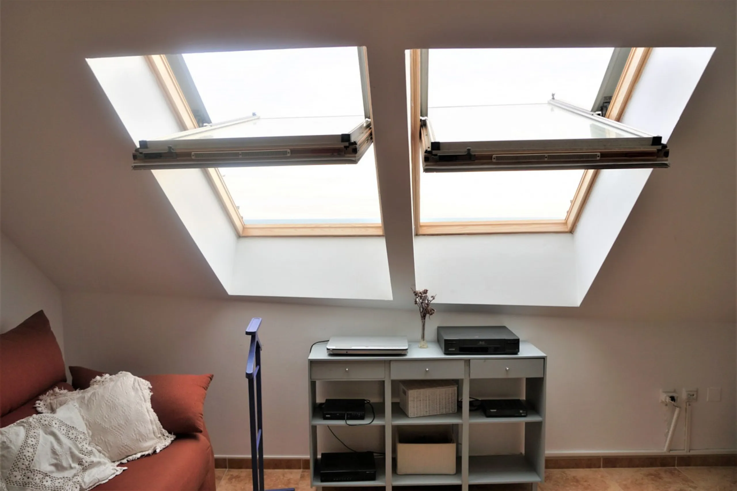 Beautiful duplex flat in first line beach, with wonderful views to the sea. It has an open plan kitchen, which opens onto a small balcony. It is next to the cosy living room. On the same floor there is a bathroom and a double bedroom, which also includes 