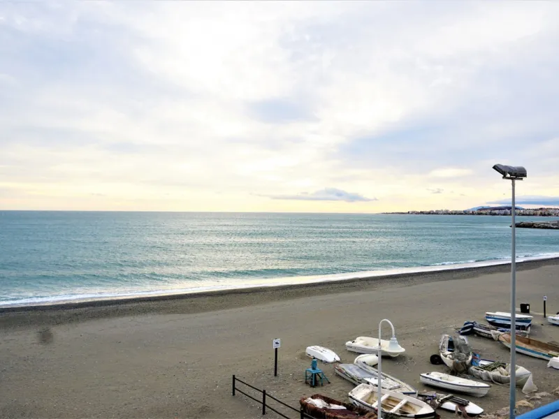 Beautiful duplex flat in first line beach, with wonderful views to the sea. It has an open plan kitchen, which opens onto a small balcony. It is next to the cosy living room. On the same floor there is a bathroom and a double bedroom, which also includes 