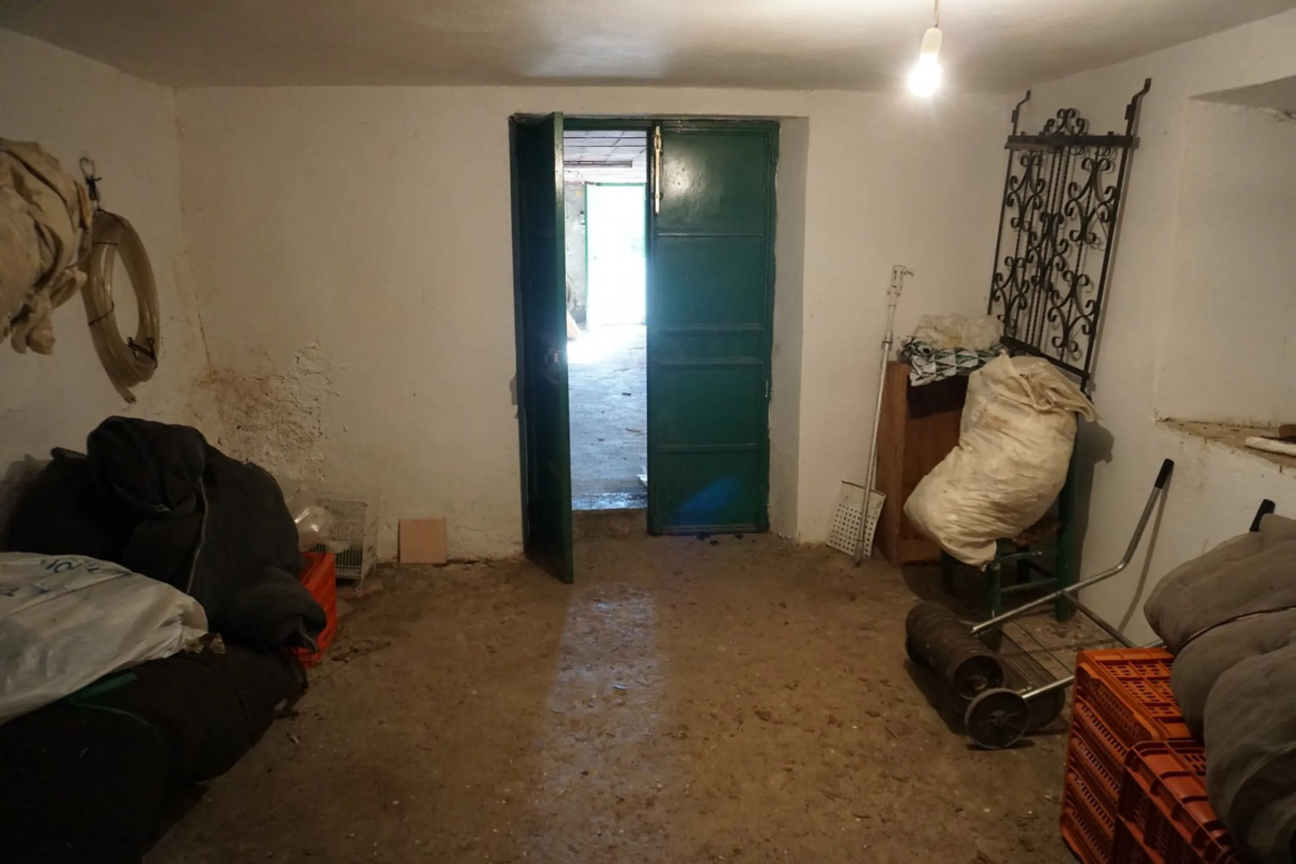 Чистая природа на хорошо защищенной земле площадью 89000 м2 с авокадо в полном росте, хорошо для 25-35000 кг в год. Есть также апельсиновые и цитрусовые деревья, инжир и мушмула. Из фермерского дома вы можете наслаждаться этой плантацией и природой, наско