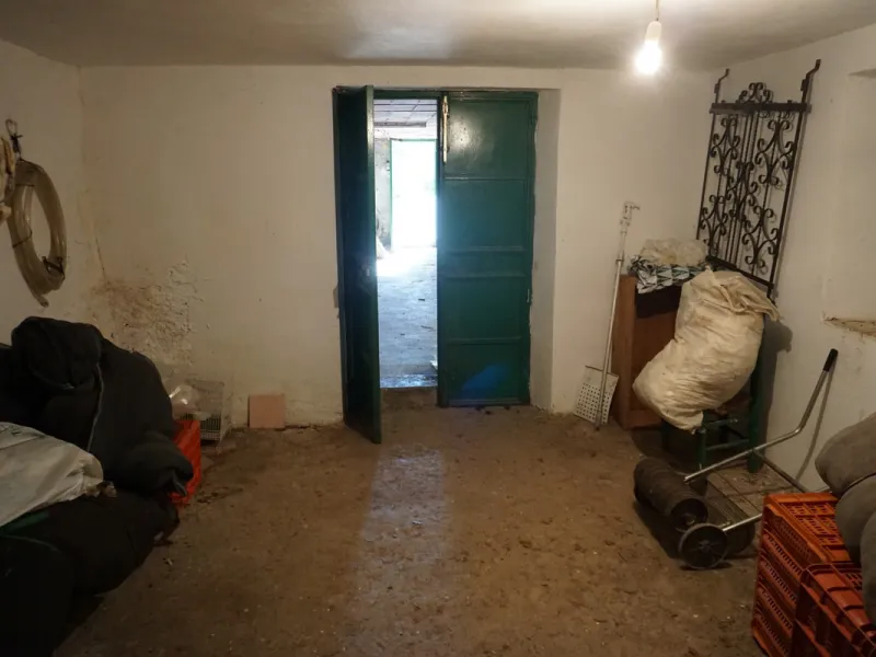 Чистая природа на хорошо защищенной земле площадью 89000 м2 с авокадо в полном росте, хорошо для 25-35000 кг в год. Есть также апельсиновые и цитрусовые деревья, инжир и мушмула. Из фермерского дома вы можете наслаждаться этой плантацией и природой, наско