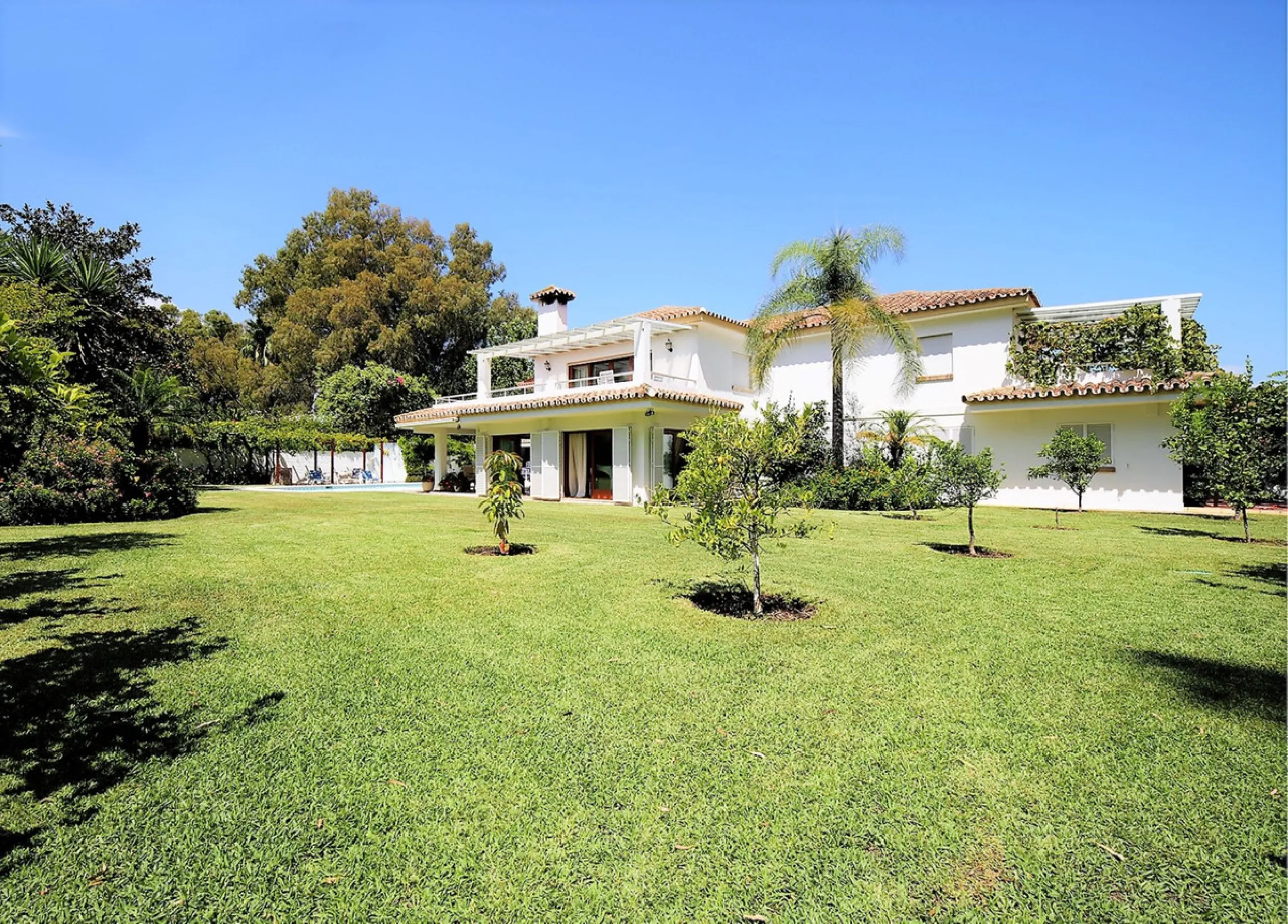 SPECTACULAR VILLA IN ONE OF THE BEST AREAS OF ESTEPONA BETWEEN VILLACANA AND COSTALITA, ONE STEP FROM THE BEACH.