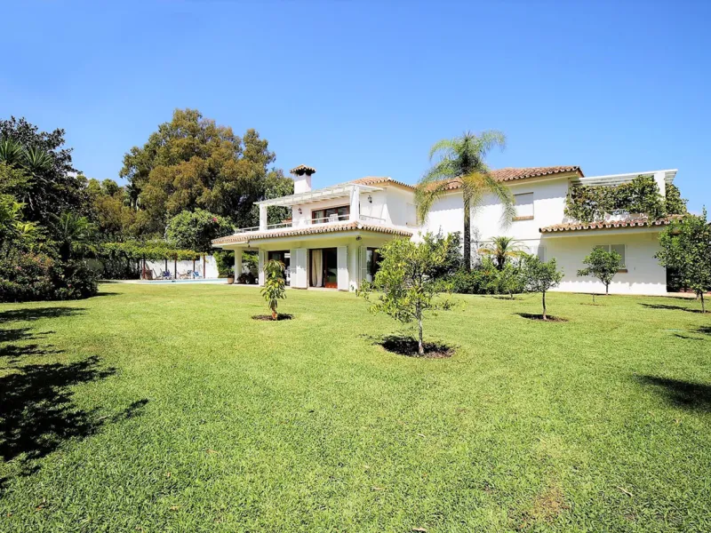 SPECTACULAR VILLA IN ONE OF THE BEST AREAS OF ESTEPONA BETWEEN VILLACANA AND COSTALITA, ONE STEP FROM THE BEACH.