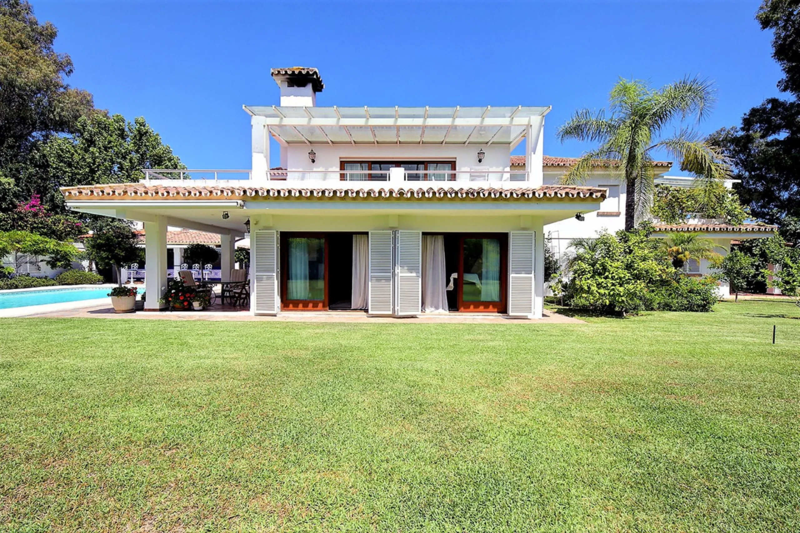 SPECTACULAR VILLA IN ONE OF THE BEST AREAS OF ESTEPONA BETWEEN VILLACANA AND COSTALITA, ONE STEP FROM THE BEACH.
