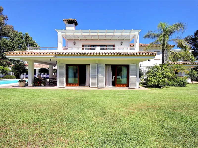 SPECTACULAR VILLA IN ONE OF THE BEST AREAS OF ESTEPONA BETWEEN VILLACANA AND COSTALITA, ONE STEP FROM THE BEACH.