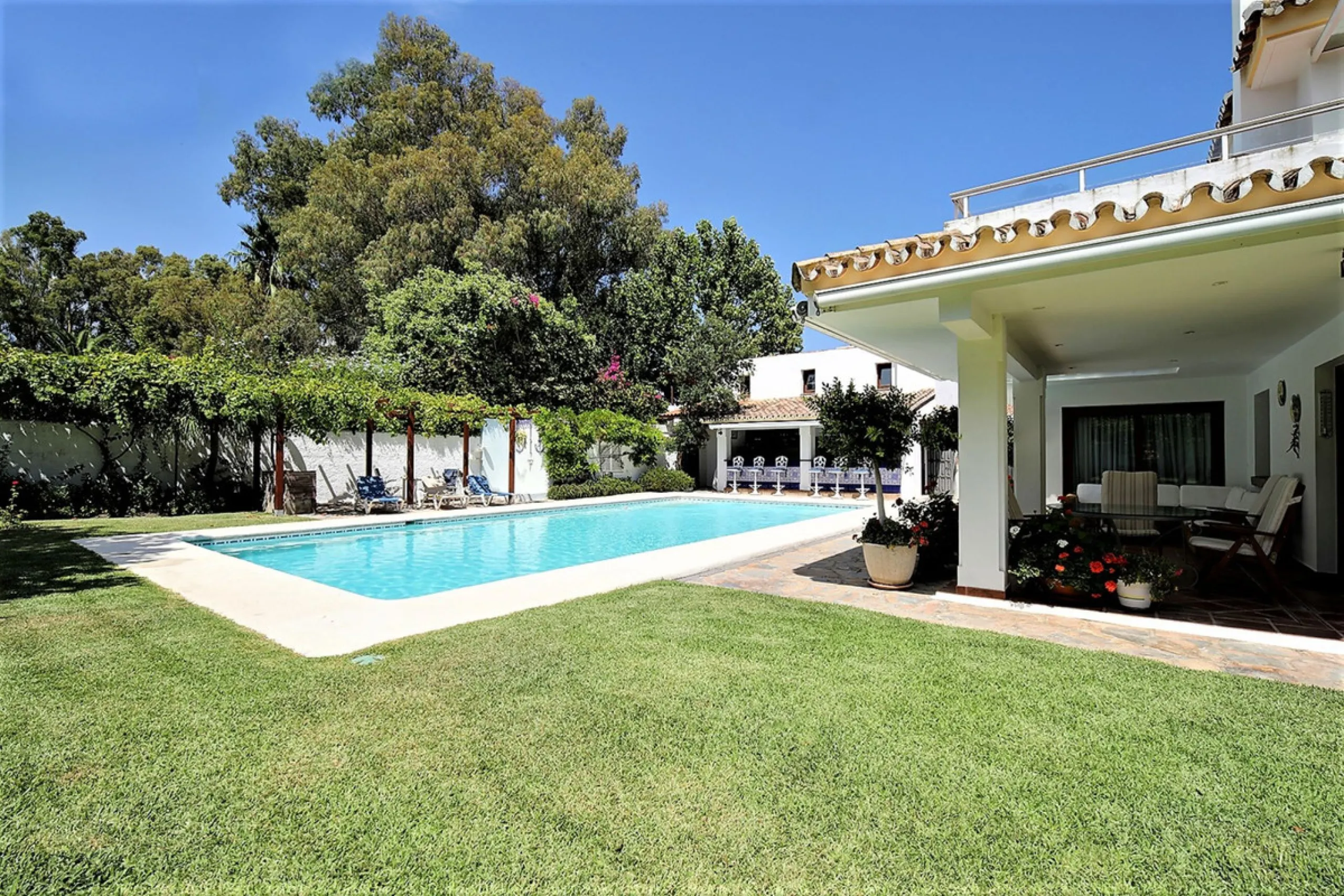 SPECTACULAR VILLA IN ONE OF THE BEST AREAS OF ESTEPONA BETWEEN VILLACANA AND COSTALITA, ONE STEP FROM THE BEACH.