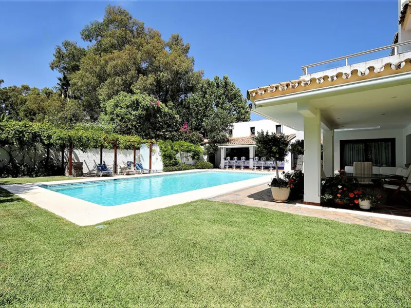 SPECTACULAR VILLA IN ONE OF THE BEST AREAS OF ESTEPONA BETWEEN VILLACANA AND COSTALITA, ONE STEP FROM THE BEACH.