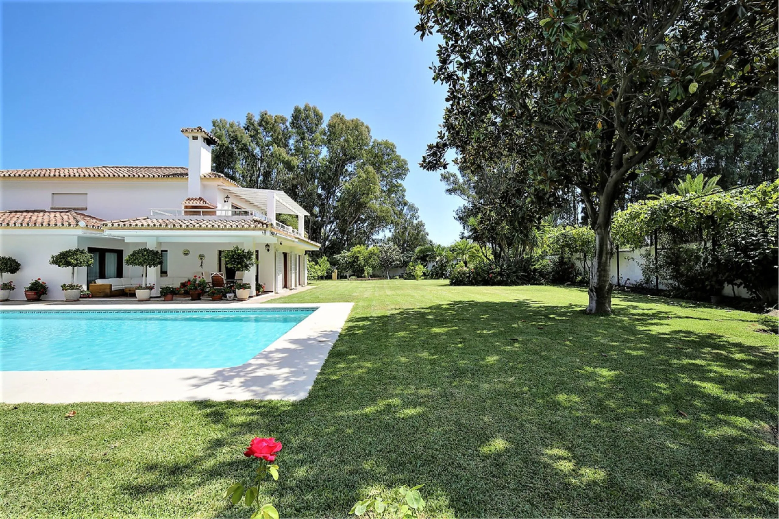 SPECTACULAR VILLA IN ONE OF THE BEST AREAS OF ESTEPONA BETWEEN VILLACANA AND COSTALITA, ONE STEP FROM THE BEACH.