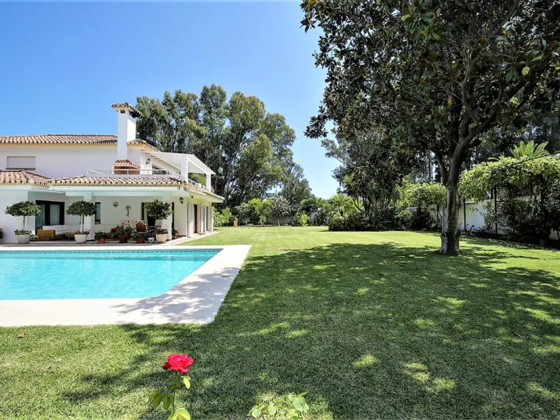 SPECTACULAR VILLA IN ONE OF THE BEST AREAS OF ESTEPONA BETWEEN VILLACANA AND COSTALITA, ONE STEP FROM THE BEACH.
