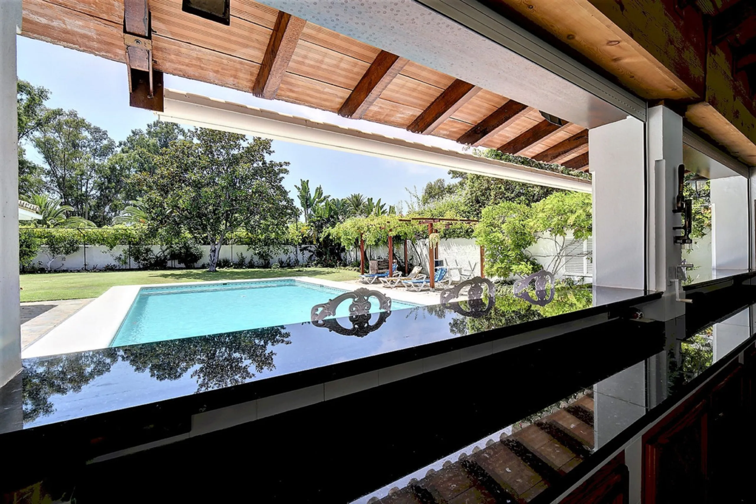 SPECTACULAR VILLA IN ONE OF THE BEST AREAS OF ESTEPONA BETWEEN VILLACANA AND COSTALITA, ONE STEP FROM THE BEACH.