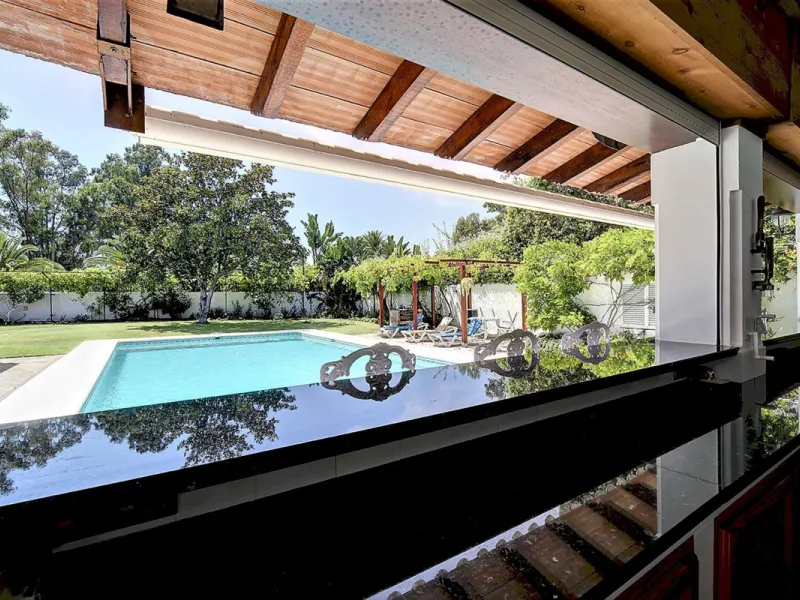 SPECTACULAR VILLA IN ONE OF THE BEST AREAS OF ESTEPONA BETWEEN VILLACANA AND COSTALITA, ONE STEP FROM THE BEACH.