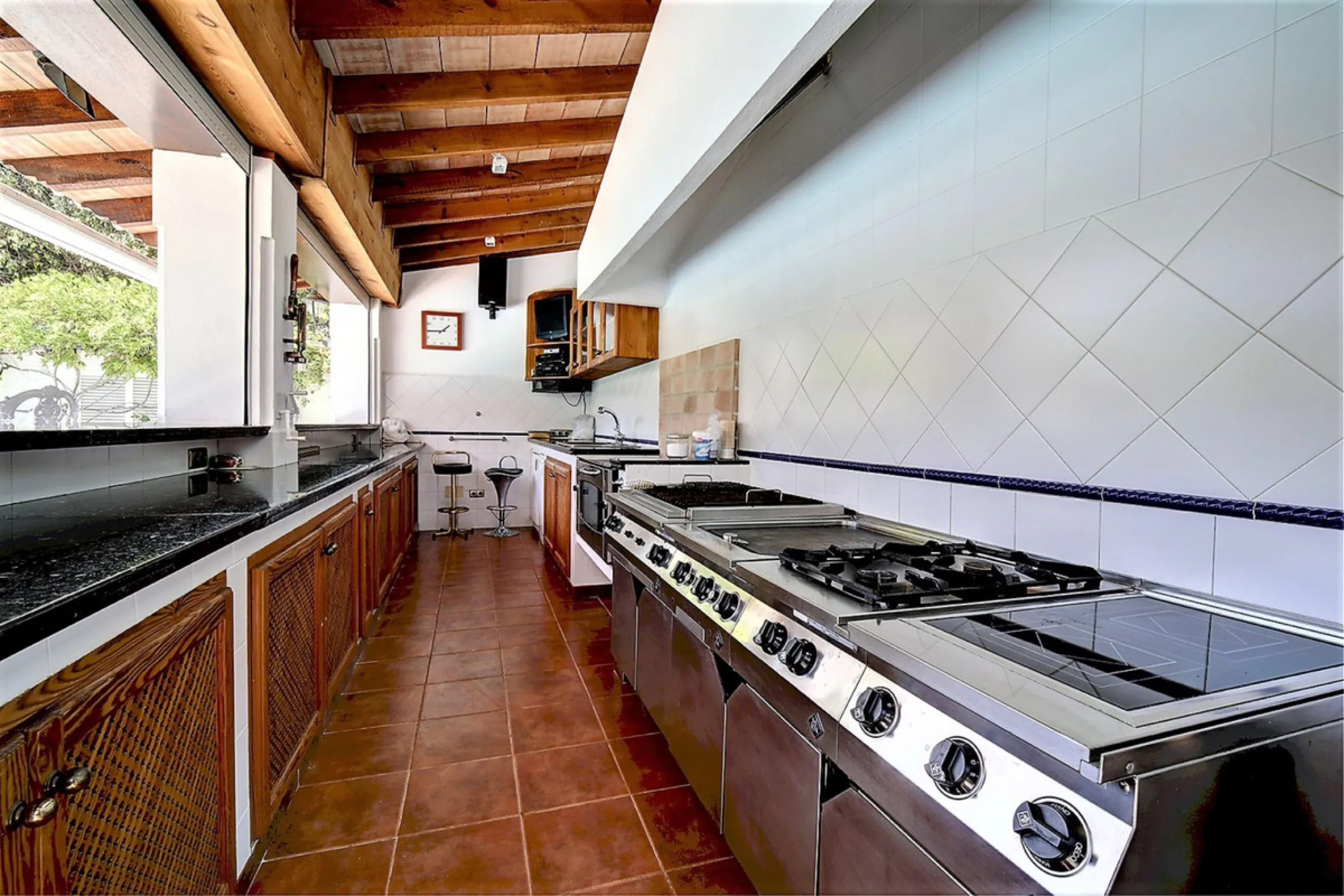 SPECTACULAR VILLA IN ONE OF THE BEST AREAS OF ESTEPONA BETWEEN VILLACANA AND COSTALITA, ONE STEP FROM THE BEACH.