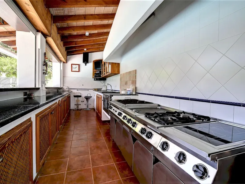 SPECTACULAR VILLA IN ONE OF THE BEST AREAS OF ESTEPONA BETWEEN VILLACANA AND COSTALITA, ONE STEP FROM THE BEACH.