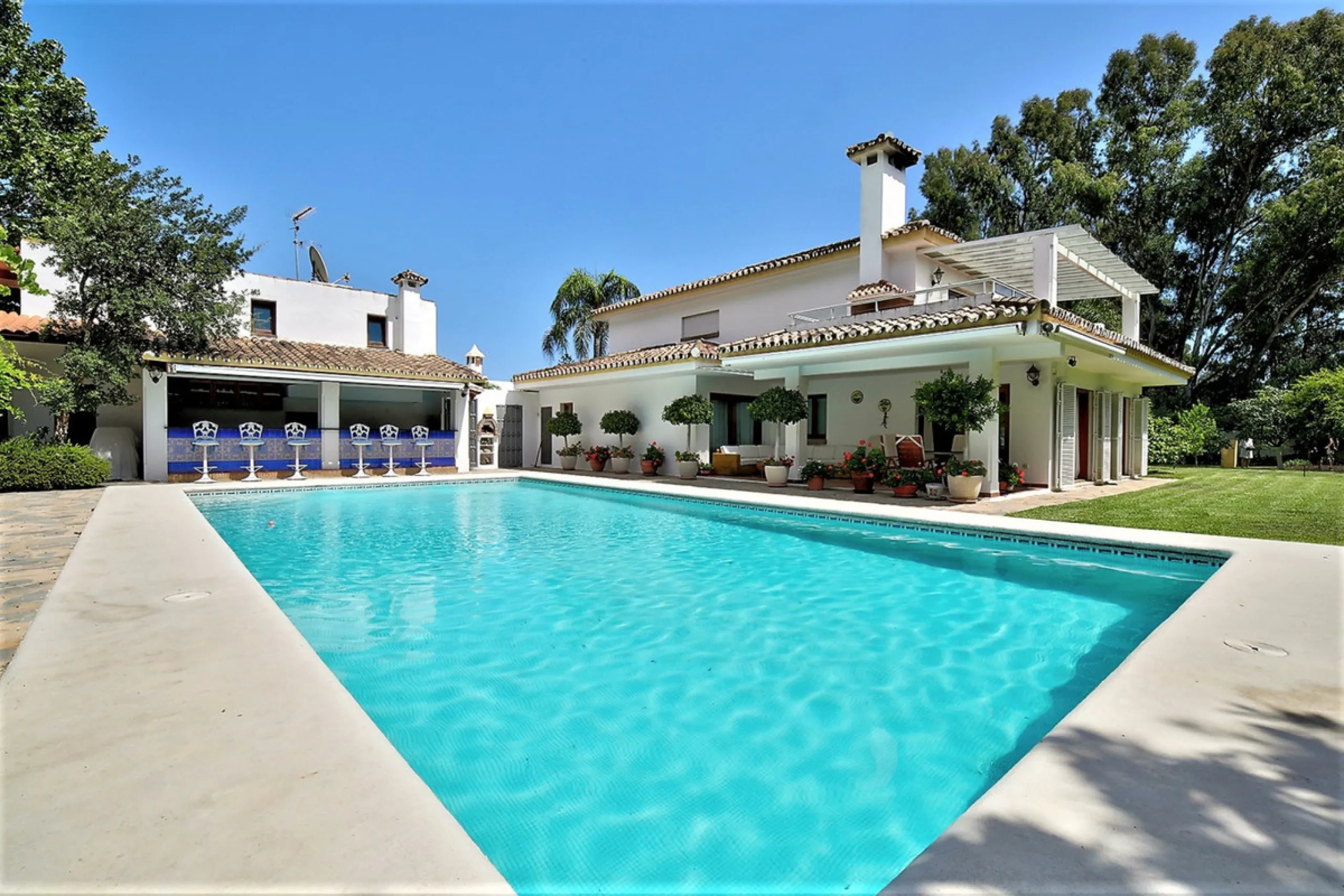 SPECTACULAR VILLA IN ONE OF THE BEST AREAS OF ESTEPONA BETWEEN VILLACANA AND COSTALITA, ONE STEP FROM THE BEACH.