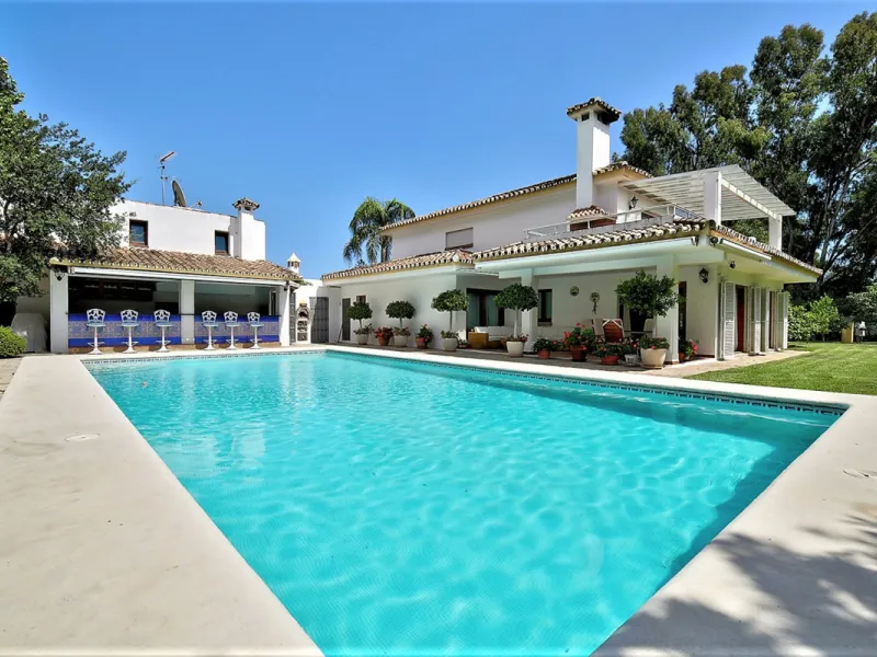 SPECTACULAR VILLA IN ONE OF THE BEST AREAS OF ESTEPONA BETWEEN VILLACANA AND COSTALITA, ONE STEP FROM THE BEACH.