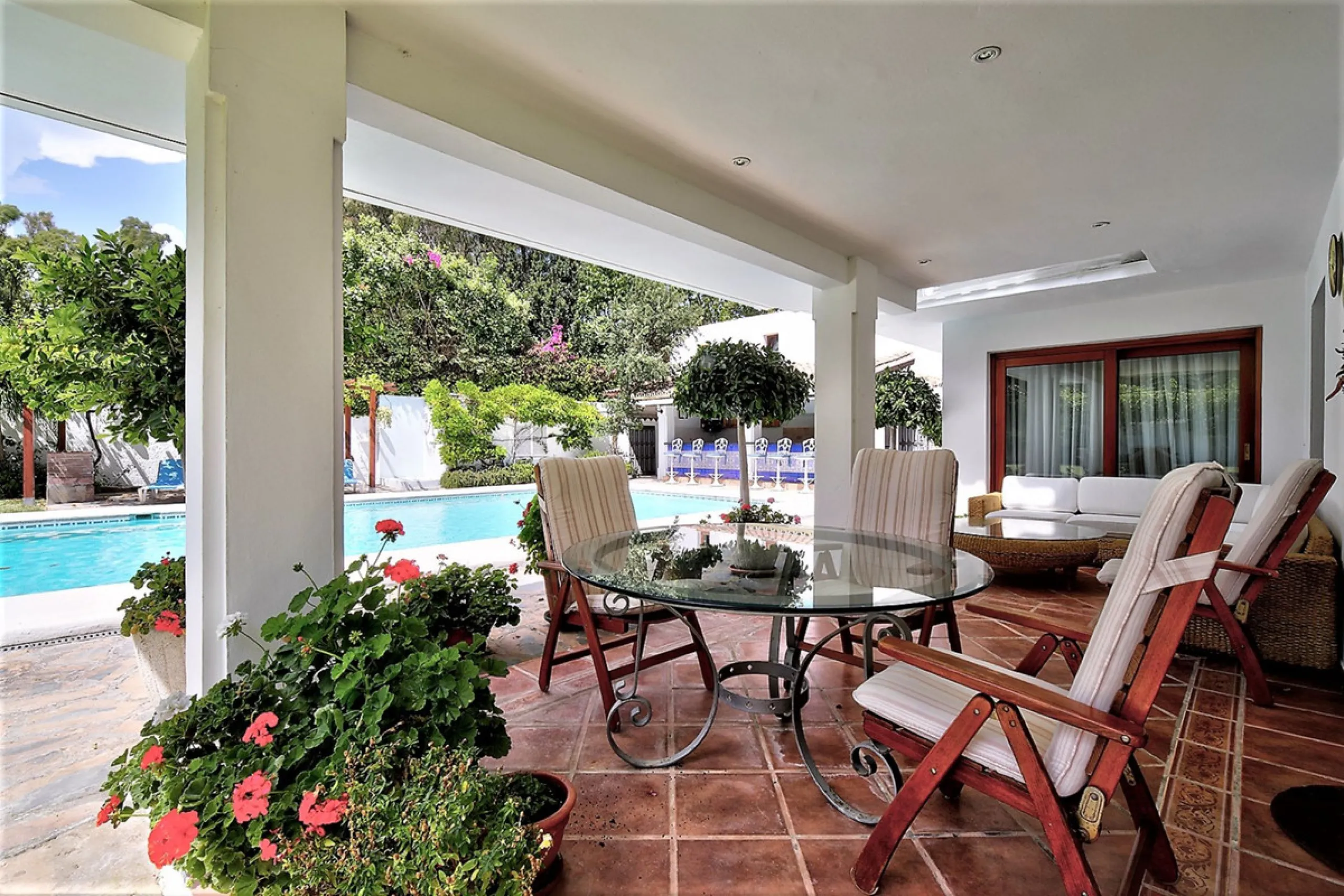 SPECTACULAR VILLA IN ONE OF THE BEST AREAS OF ESTEPONA BETWEEN VILLACANA AND COSTALITA, ONE STEP FROM THE BEACH.